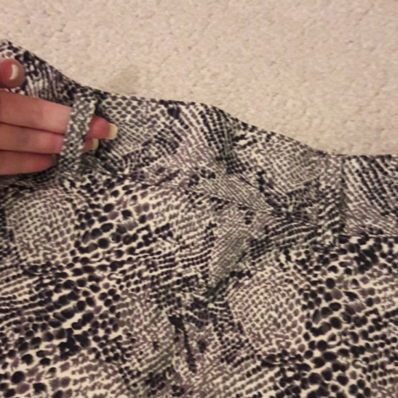 3 for $20. ADORABLE BOUTIQUE MINI SKIRT - Picture 3 of 4